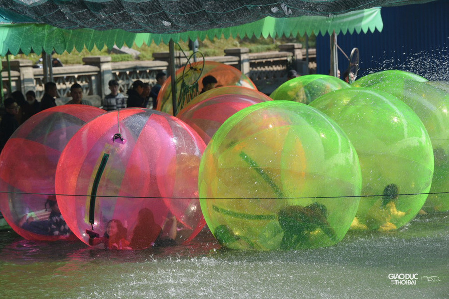 Tại công viên Thủ Lệ cũng có nhiều khu vực vui chơi cho trẻ nhỏ. Tại công viên Thủ Lệ cũng có nhiều khu vực vui chơi cho trẻ nhỏ.