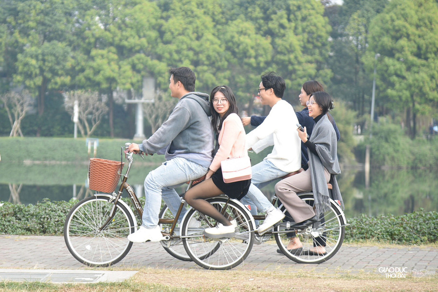 Tại đây không gian rộng nên không chỉ các gia đình mà các bạn trẻ cũng lựa chọn đến để vui chơi. Tại đây không gian rộng nên không chỉ các gia đình mà các bạn trẻ cũng lựa chọn đến để vui chơi.