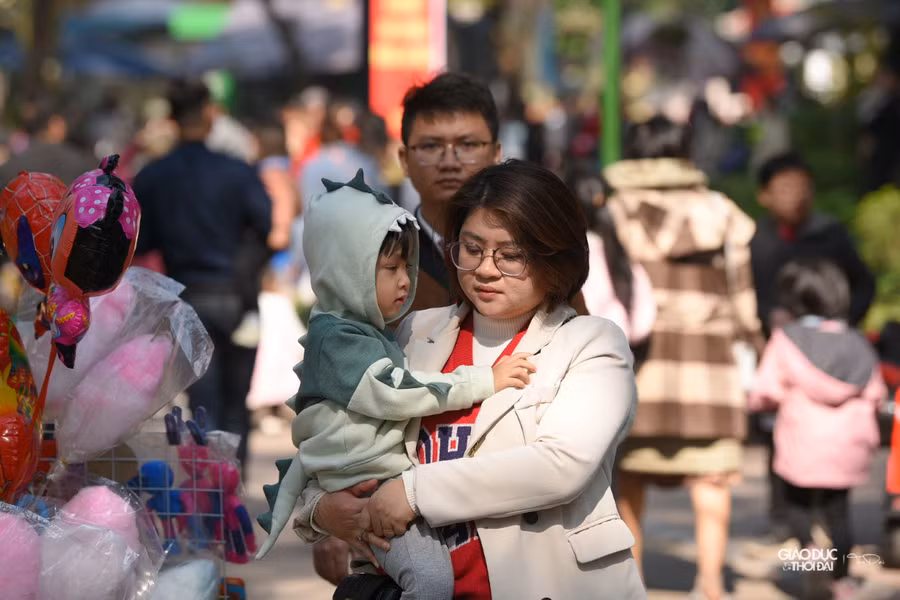 Các bạn nhỏ rất hào hứng khi đến nơi đây để tận mắt nhìn thấy những con vật mà bình thường chỉ được xem trên tivi.