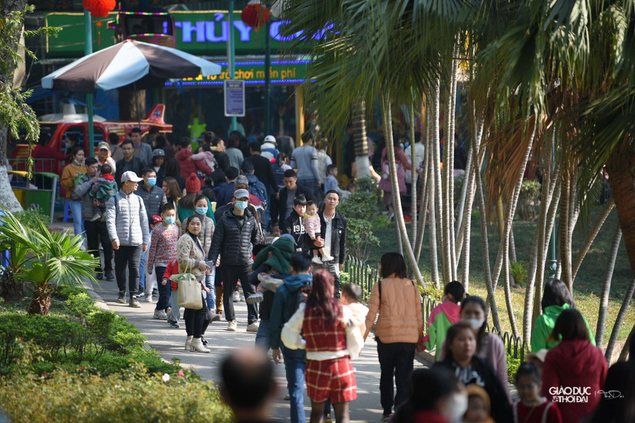 Tại Hà Nội có khá nhiều điểm vui chơi cho cả gia đình vào những dịp lễ tết, nhưng tại công viên Thủ Lệ vẫn là địa điểm được nhiều bậc phụ huynh lựa chọn cho con em mình đến chơi. Tại Hà Nội có khá nhiều điểm vui chơi cho cả gia đình vào những dịp lễ tết, nhưng tại công viên Thủ Lệ vẫn là địa điểm được nhiều bậc phụ huynh lựa chọn cho con em mình đến chơi.