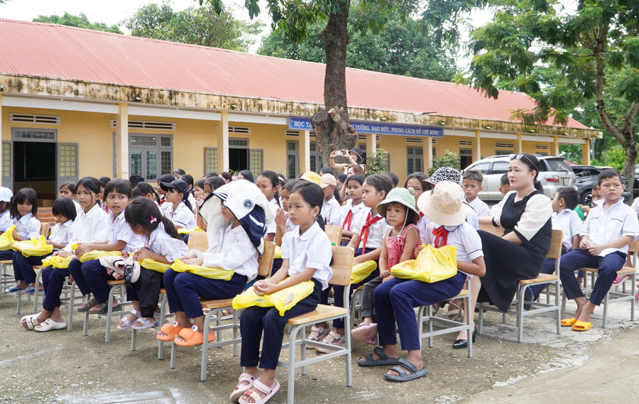 Học sinh vui mừng, hạnh phúc khi được nhận SGK. Học sinh vui mừng, hạnh phúc khi được nhận SGK.