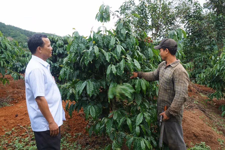 Bí thư Đảng uỷ xã Đăk Kôi - Trương Hồng Doanh trò chuyện cùng anh A Đơm.