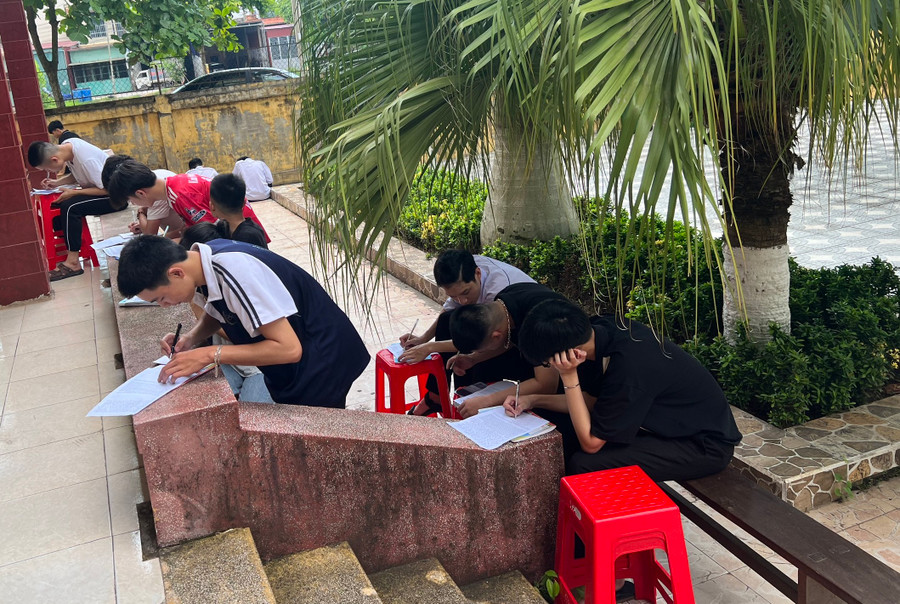 Cắt điện, nắng nóng, học sinh ra ngoài hành lang trường tự học sau các giờ chính khóa. Cắt điện, nắng nóng, học sinh ra ngoài hành lang trường tự học sau các giờ chính khóa.