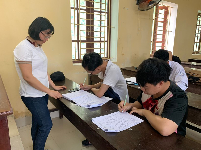 Các thầy cô giáo luôn đồng hành với học sinh trong từng giờ học chính khóa, ngoài sân trường bất kể thời gian. Các thầy cô giáo luôn đồng hành với học sinh trong từng giờ học chính khóa, ngoài sân trường bất kể thời gian.