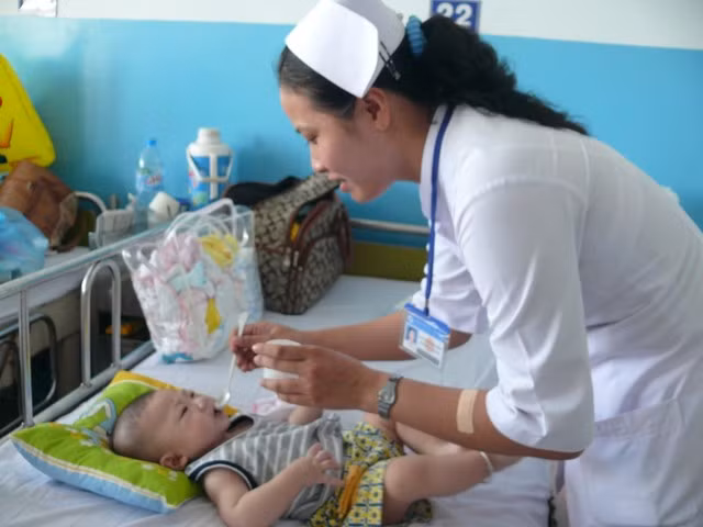 Khi trẻ bị tiêu chảy, cần cho trẻ uống oresol theo đúng liều lượng để phòng mất nước.