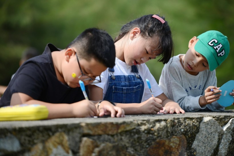 Hoạt động trải nghiệm đọc trong không gian văn hóa Huế mang đến nhiều điều lý thú cho học sinh. Hoạt động trải nghiệm đọc trong không gian văn hóa Huế mang đến nhiều điều lý thú cho học sinh.