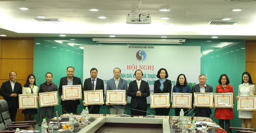 Trao bằng khen của Bộ trường cho các tập thể, cá nhân tiêu biểu