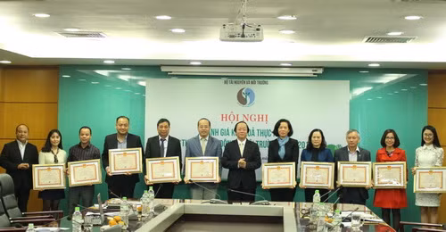 Trao bằng khen của Bộ trường cho các tập thể, cá nhân tiêu biểu