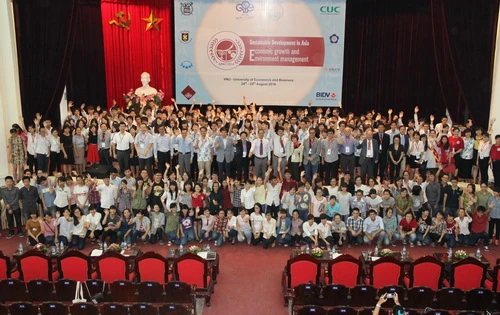 Các giảng viên, sinh viên của các nước tham gia GPAC 2014 chụp ảnh lưu niệm