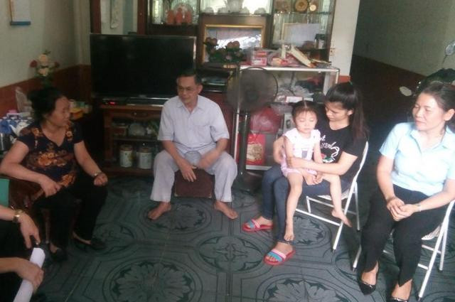 Tình nguyện viên đến tư vấn kế hoạch hoá cho một gia đình ở TP Việt Trì