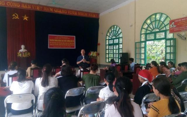 Bác sĩ Mai Xuân Phương nói chuyện tại một lớp tập huấn cho tình nguyện viên dân số ở TP. Lào Cai