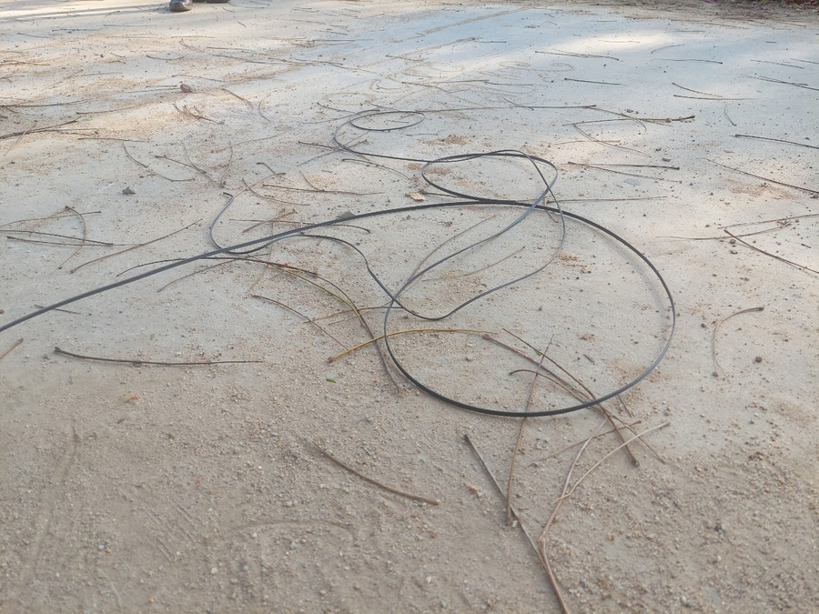 Dây cáp viễn thông của nhà mạng FPT bị đứt.