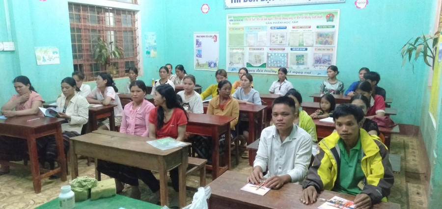 Những lớp học giúp bà con đồng bào Vân Kiều biết chữ. Những lớp học giúp bà con đồng bào Vân Kiều biết chữ.