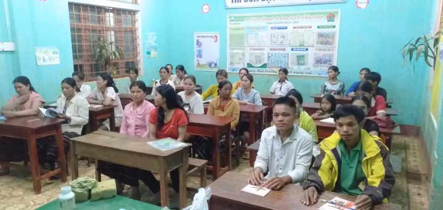 Những lớp học giúp bà con đồng bào Vân Kiều biết chữ.