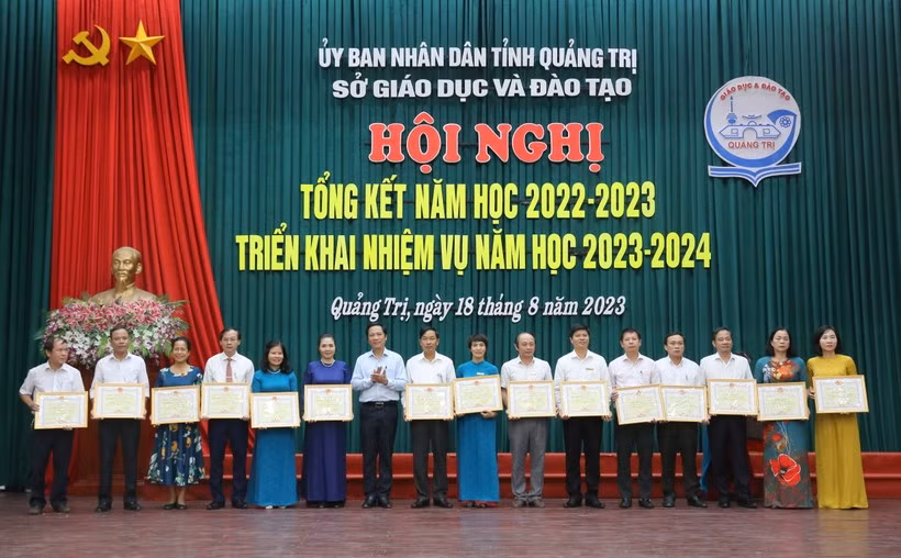 Ông Hoàng Nam - Phó Chủ tịch UBND tỉnh Quảng Trị trao Bằng khen của UBND tỉnh cho các tập thể, cá nhân.