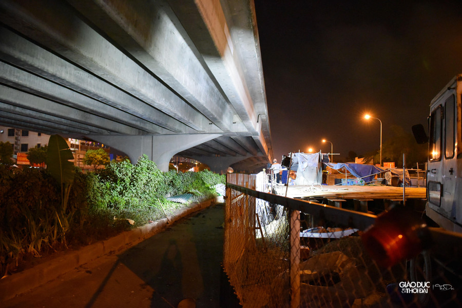 Phần rào chắn được thu hẹp nằm sát giải phân cách giữa.