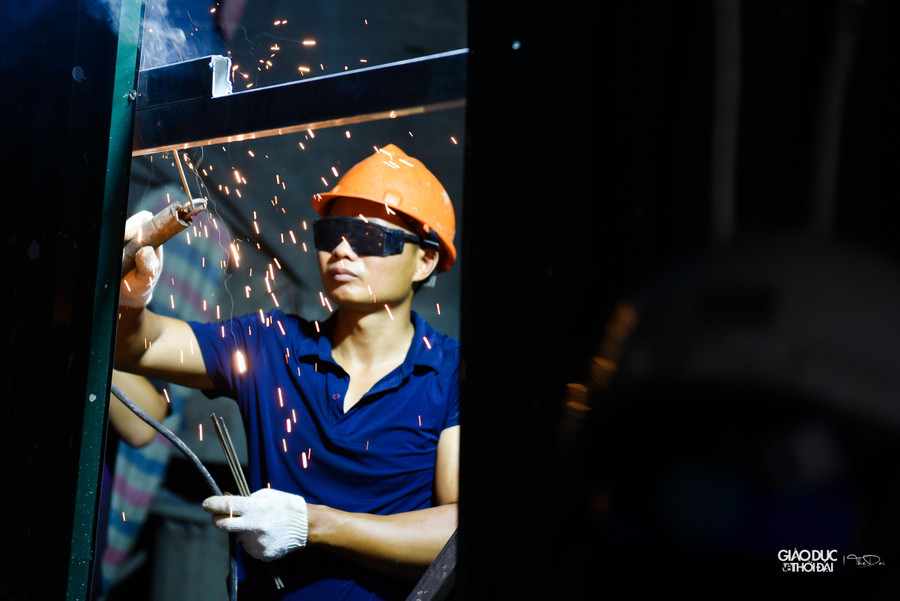 Theo ông Phạm Khắc Thanh, thành phố Hà Nội mới có chủ trương chấp thuận mở rộng dải phân cách 5m tính từ bó vỉa vào. Chiều 28/11 nhà thầu đã làm việc với các đơn vị liên quan lập biên bản thống nhất về việc mở rộng dải phân cách 5m. Trong 1 - 2 ngày tới sẽ báo cáo Sở Xây dựng chấp thuận phương án. “Ngoài 3m rào chắn quây tôn được thu hẹp trong đêm 28/11, dự kiến việc xén thêm 5m mở rộng tính từ bó vỉa xong trước Lễ Giáng sinh” – ông Thanh cho biết thêm.