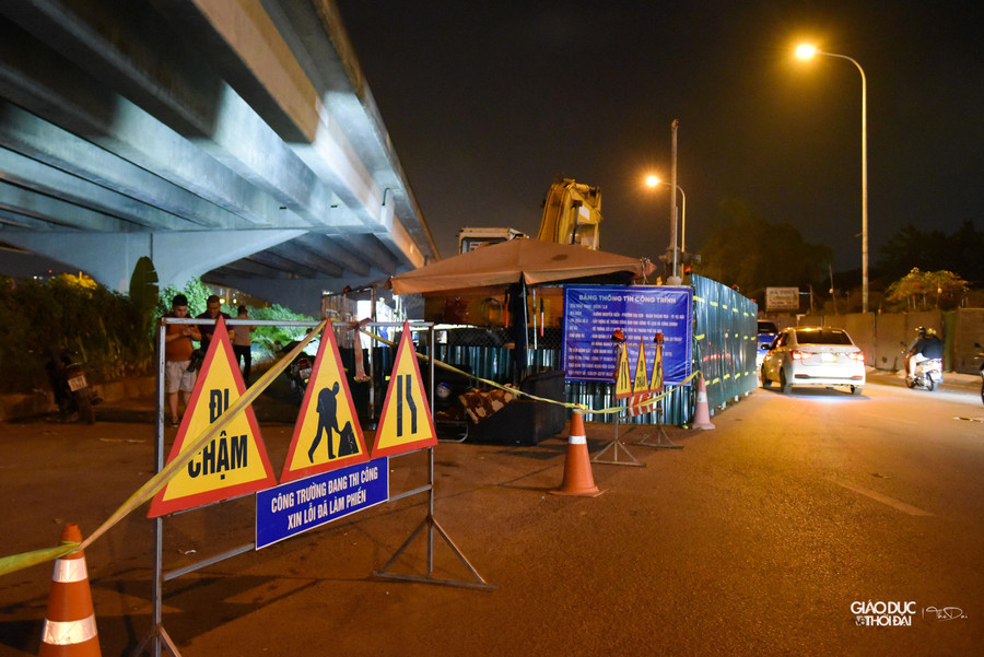 Theo ông Phạm Khắc Thanh, thành phố Hà Nội mới có chủ trương chấp thuận mở rộng dải phân cách 5m tính từ bó vỉa vào. Chiều 28/11 nhà thầu đã làm việc với các đơn vị liên quan lập biên bản thống nhất về việc mở rộng dải phân cách 5m. Trong 1 - 2 ngày tới sẽ báo cáo Sở Xây dựng chấp thuận phương án. “Ngoài 3m rào chắn quây tôn được thu hẹp trong đêm 28/11, dự kiến việc xén thêm 5m mở rộng tính từ bó vỉa xong trước Lễ Giáng sinh” – ông Thanh cho biết thêm.