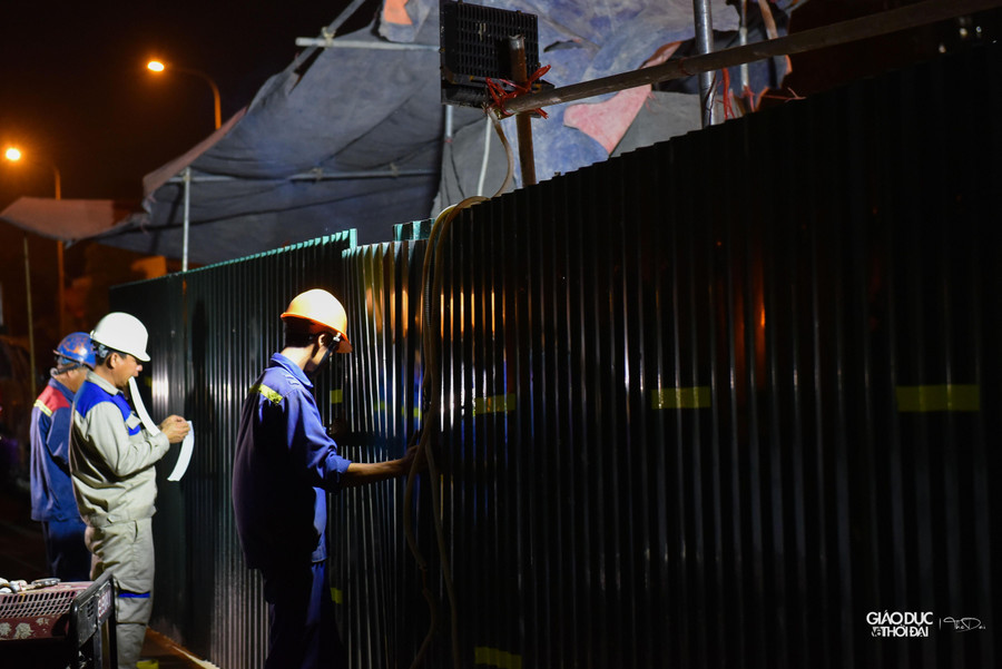 Theo ông Phạm Khắc Thanh, thành phố Hà Nội mới có chủ trương chấp thuận mở rộng dải phân cách 5m tính từ bó vỉa vào. Chiều 28/11 nhà thầu đã làm việc với các đơn vị liên quan lập biên bản thống nhất về việc mở rộng dải phân cách 5m. Trong 1 - 2 ngày tới sẽ báo cáo Sở Xây dựng chấp thuận phương án. “Ngoài 3m rào chắn quây tôn được thu hẹp trong đêm 28/11, dự kiến việc xén thêm 5m mở rộng tính từ bó vỉa xong trước Lễ Giáng sinh” – ông Thanh cho biết thêm.