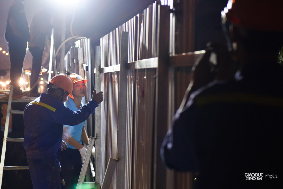 Tối 28/11 đơn vị thi công đã tiến hành thu gọn rào chắn vào 3m tại vị trí quây tôn đoạn qua số 300 Nguyễn Xiển.