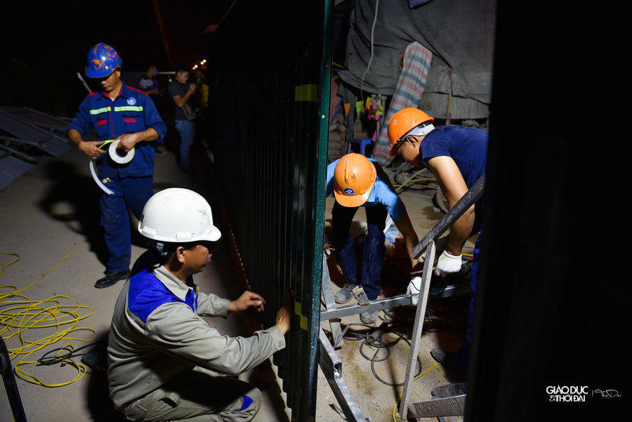 Theo ông Phạm Khắc Thanh, thành phố Hà Nội mới có chủ trương chấp thuận mở rộng dải phân cách 5m tính từ bó vỉa vào. Chiều 28/11 nhà thầu đã làm việc với các đơn vị liên quan lập biên bản thống nhất về việc mở rộng dải phân cách 5m. Trong 1 - 2 ngày tới sẽ báo cáo Sở Xây dựng chấp thuận phương án. “Ngoài 3m rào chắn quây tôn được thu hẹp trong đêm 28/11, dự kiến việc xén thêm 5m mở rộng tính từ bó vỉa xong trước Lễ Giáng sinh” – ông Thanh cho biết thêm.