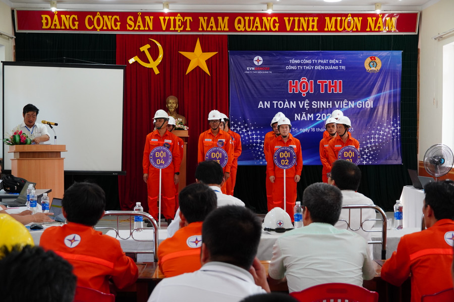 Các thí sinh tham gia hội thi An toàn vệ sinh viên giỏi.