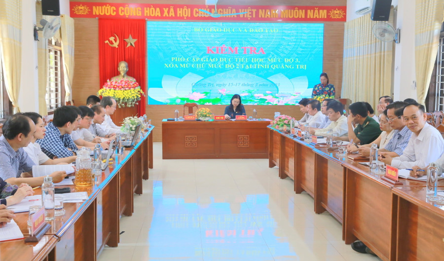 Đoàn công tác của Bộ GD&amp;ĐT kiểm tra, làm việc với tỉnh Quảng Trị về Phổ cập giáo dục Tiểu học mức độ 3 và xóa mù chữ mức độ 2.