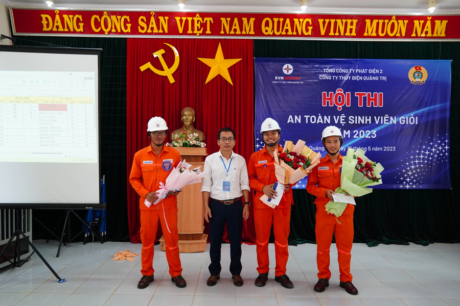 Ông Đoàn Thanh Điểm - Phó Giám đốc, Chủ tịch Công đoàn Công ty trao giải Nhất, Nhì, Ba cho 3 cá nhân có thành tích cao nhất.