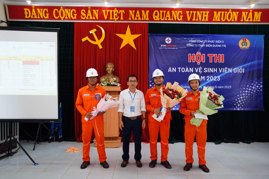 Ông Đoàn Thanh Điểm - Phó Giám đốc, Chủ tịch Công đoàn Công ty trao giải Nhất, Nhì, Ba cho 3 cá nhân có thành tích cao nhất.