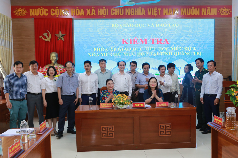 Đoàn công tác Bộ GD&amp;ĐT và Ban chỉ đạo phổ cập giáo dục, xóa mù chữ Quảng Trị thông qua biên bản kiểm tra kết quả Phổ cập giáo dục, xóa mù chữ tại Quảng Trị.