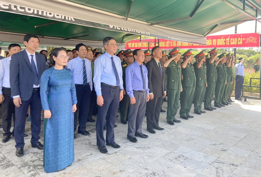 Lãnh đạo tỉnh Quảng Bình thành kính tưởng nhớ công lao to lớn của các liệt sĩ đã hy sinh. Lãnh đạo tỉnh Quảng Bình thành kính tưởng nhớ công lao to lớn của các liệt sĩ đã hy sinh.