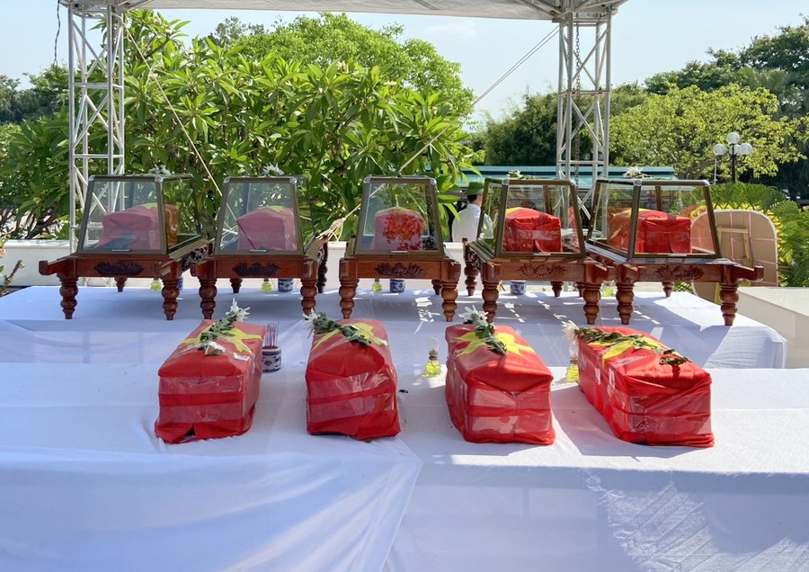 Đội 589, Bộ Chỉ huy Quân sự tỉnh Quảng Bình tìm kiếm và cất bốc được 19 hài cốt liệt sĩ quân tình nguyện và chuyên gia Việt Nam hy sinh trên đất Lào. Đội 589, Bộ Chỉ huy Quân sự tỉnh Quảng Bình tìm kiếm và cất bốc được 19 hài cốt liệt sĩ quân tình nguyện và chuyên gia Việt Nam hy sinh trên đất Lào.