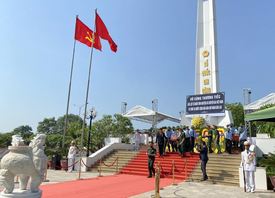 Lễ truy điệu các liệt sĩ được tổ chức tại Nghĩa trang Ba Dốc. Lễ truy điệu các liệt sĩ được tổ chức tại Nghĩa trang Ba Dốc.