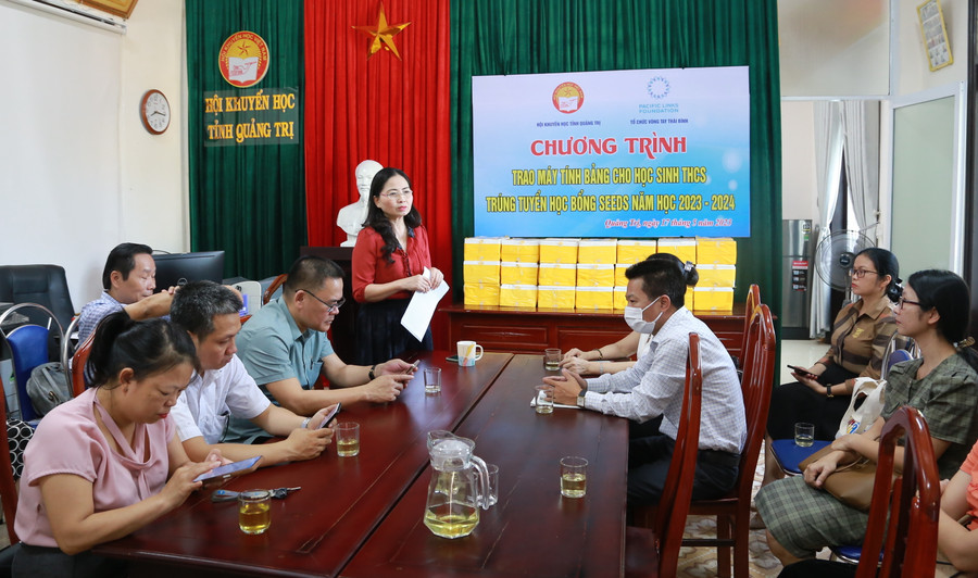 Bà Dương Thị Hải Yến - Chủ tịch Hội Khuyến học tỉnh Quảng Trị đề nghị các trường định hướng cho học sinh để giúp các em tiếp cận học bổng.