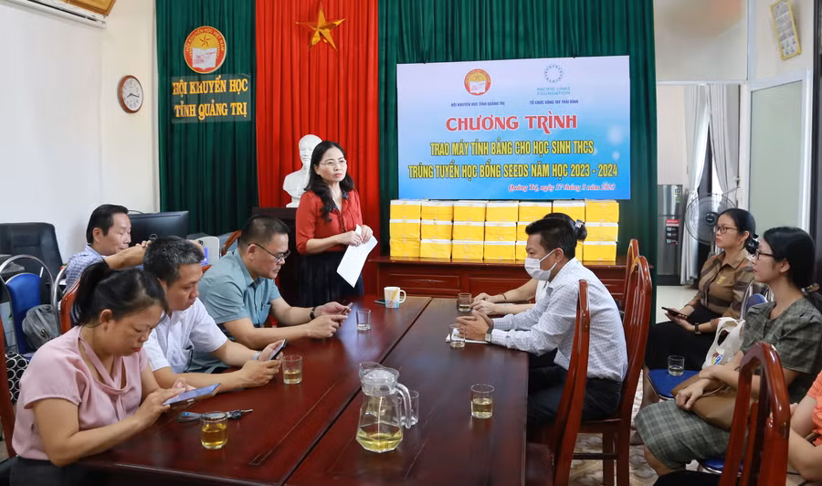 Bà Dương Thị Hải Yến - Chủ tịch Hội Khuyến học tỉnh Quảng Trị đề nghị các trường định hướng cho học sinh để giúp các em tiếp cận học bổng.