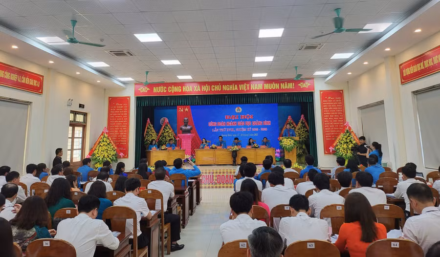 Lãnh đạo Liên đoàn Lao động tỉnh Quảng Bình phát biểu tại Đại hội.