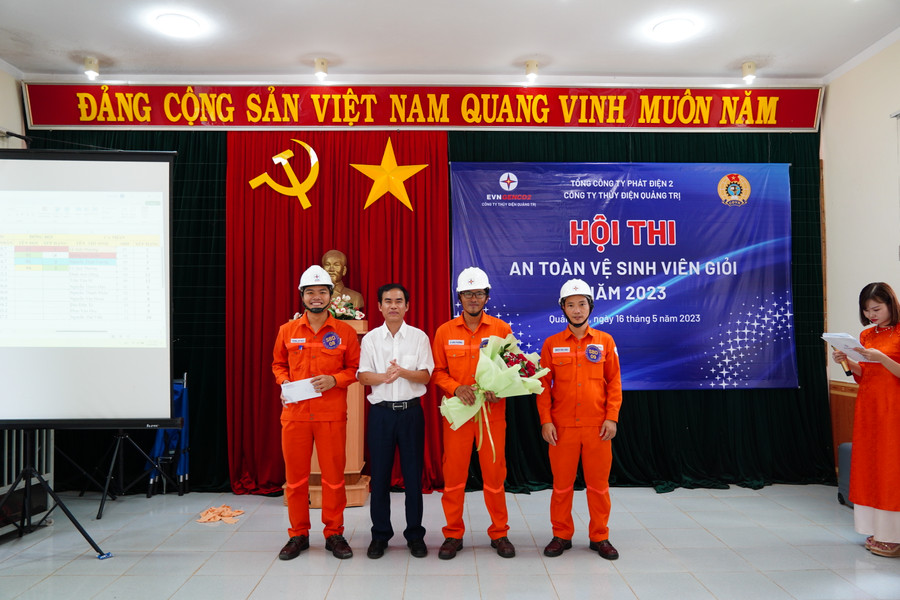 Ông Nguyễn Thanh Hùng - Bí thư Đảng ủy, Giám đốc Công ty trao giải nhất Hội thi cho Đội số 3 thuộc CĐBP.PXVH.