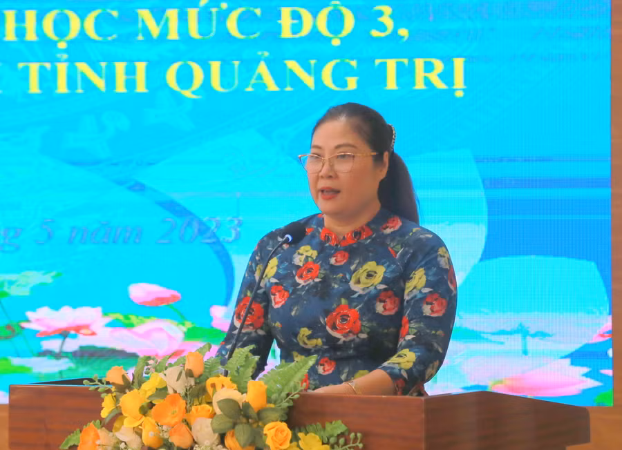 Bà Trịnh Hoài Thu – Phó Vụ trưởng Vụ Giáo dục Tiểu học, Trưởng đoàn công tác Bộ GD&amp;ĐT đánh giá, Quảng Trị đạt các điều kiện về phổ cập giáo dục.