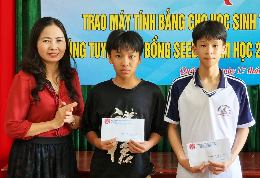 Hội Khuyến học tỉnh đã trao 2 suất học bổng “Lá xanh” cho học sinh.