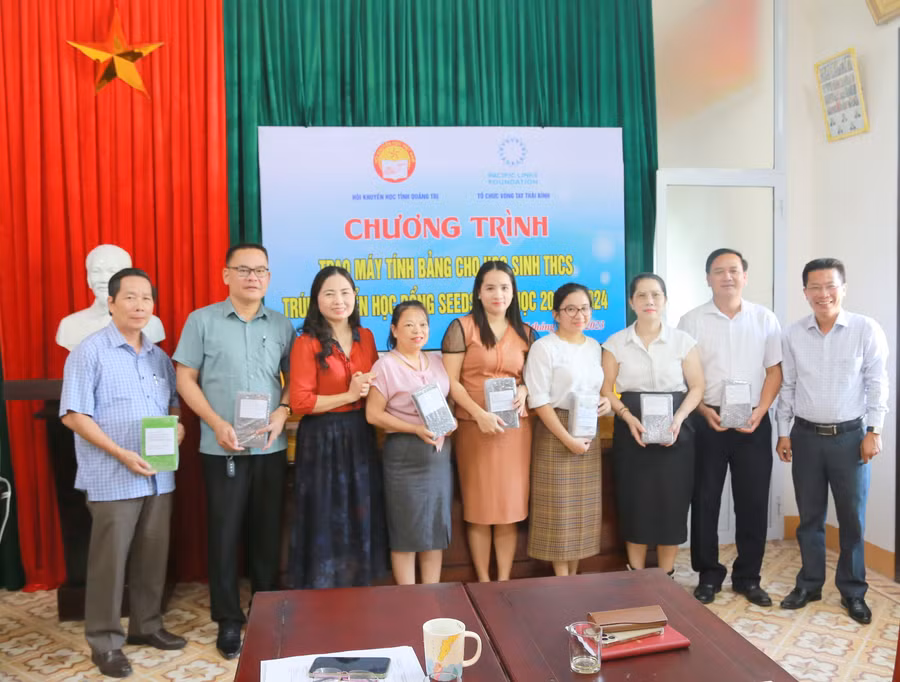 Hội Khuyến học tỉnh Quảng Trị bàn giao máy tính bảng đến các Phòng GD&ĐT, trường học để trao tặng cho 42 học sinh THCS trúng tuyển Chương trình học bổng “Phát triển giáo dục và kỹ năng” (SEEDS).