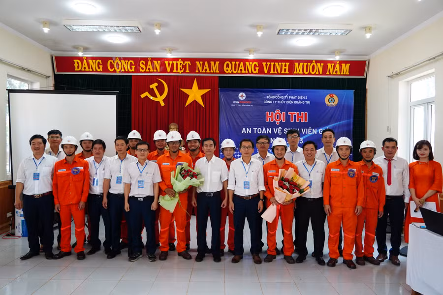 Ban Tổ chức, các thí sinh chụp ảnh lưu niệm Hội thi ATVSV giỏi cấp Cơ sở năm 2023.