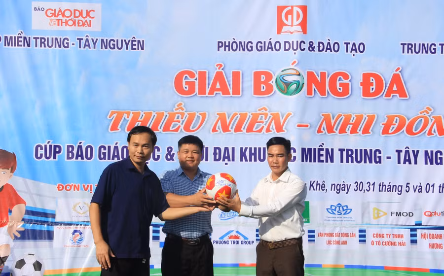 Trao tặng quả bóng có chữ ký của Chủ tịch UBND tỉnh Võ Trọng Hải cho BTC giải đấu.