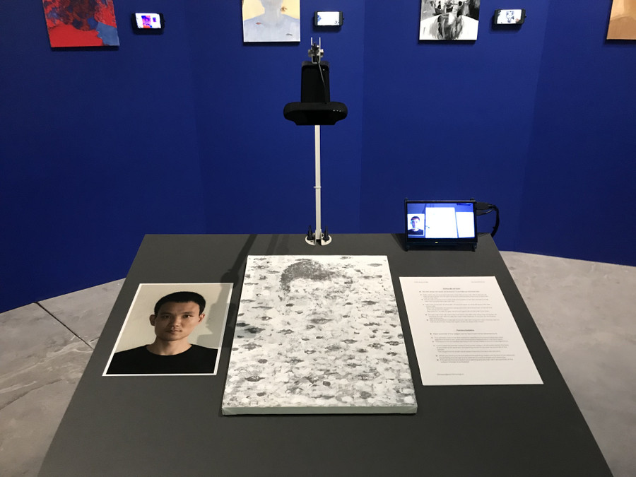 Tác phẩm “Nonfacial Portrait – Chân dung vô diện” của bộ đôi nghệ sĩ người Hàn Quốc đã vẽ chân dung một người mà không bị Trí tuệ nhân tạo (AI) nhận diện. Trong quá trình làm việc, tấm toan được theo dõi bởi một camera có trang bị ba thuật toán nhận diện khuôn mặt. Các hoạ sĩ sẽ được thông báo nếu hệ thống nói trên xác định được mặt người. Tác phẩm “Nonfacial Portrait – Chân dung vô diện” của bộ đôi nghệ sĩ người Hàn Quốc đã vẽ chân dung một người mà không bị Trí tuệ nhân tạo (AI) nhận diện. Trong quá trình làm việc, tấm toan được theo dõi bởi một camera có trang bị ba thuật toán nhận diện khuôn mặt. Các hoạ sĩ sẽ được thông báo nếu hệ thống nói trên xác định được mặt người.