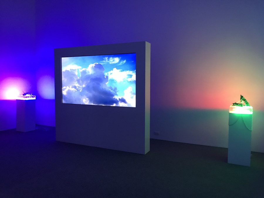 Tác phẩm Afterccloud của Aremunari Ee là suy nghiệm về ranh giới sự sống và cái chết, sự đan chồng giữa không gian thực và ảo, cũng như ý niệm về thời gian. Tác phẩm Afterccloud của Aremunari Ee là suy nghiệm về ranh giới sự sống và cái chết, sự đan chồng giữa không gian thực và ảo, cũng như ý niệm về thời gian.