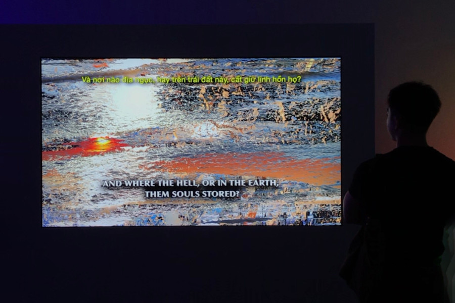 Triển lãm đã thu hút được một số bạn trẻ quan tâm. Triển lãm đã thu hút được một số bạn trẻ quan tâm.