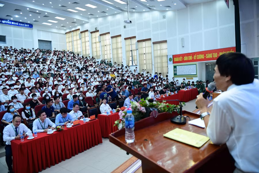 TS Lê Thẩm Dương "truyền lửa" cho sinh viên về học tập, khởi nghiệp