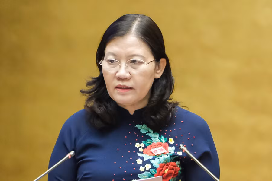 Chủ nhiệm Ủy ban Tư pháp của Quốc hội Lê Thị Nga trình bày Báo cáo thẩm tra dự thảo Nghị quyết về thí điểm mô hình tổ chức hoạt động lao động, hướng nghiệp, dạy nghề cho phạm nhân ngoài trại giam
