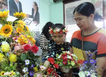 Khuyến khích con cùng tham gia vào các hoạt động cùng gia đình cũng là một cách giúp trẻ vui chơi an toàn hơn dịp Tết về. 