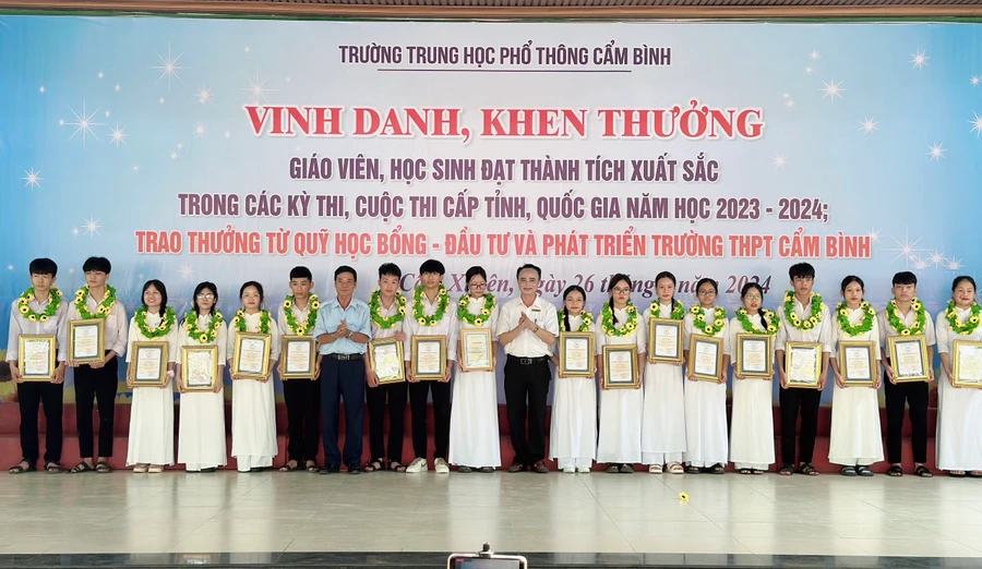 Vinh danh và khen thưởng các học sinh đạt thành tích xuất sắc.