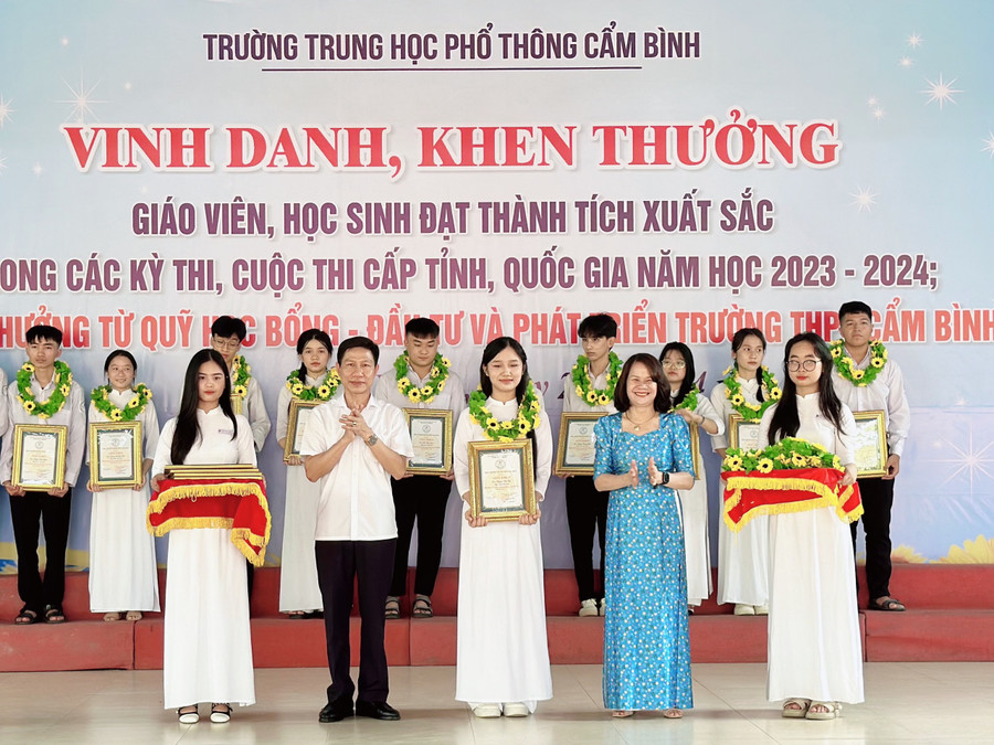 Năm học 2023 – 2024, Trường THPT Cẩm Bình (Cẩm Xuyên, Hà Tĩnh) có 94 học sinh đạt giải.. Năm học 2023 – 2024, Trường THPT Cẩm Bình (Cẩm Xuyên, Hà Tĩnh) có 94 học sinh đạt giải..